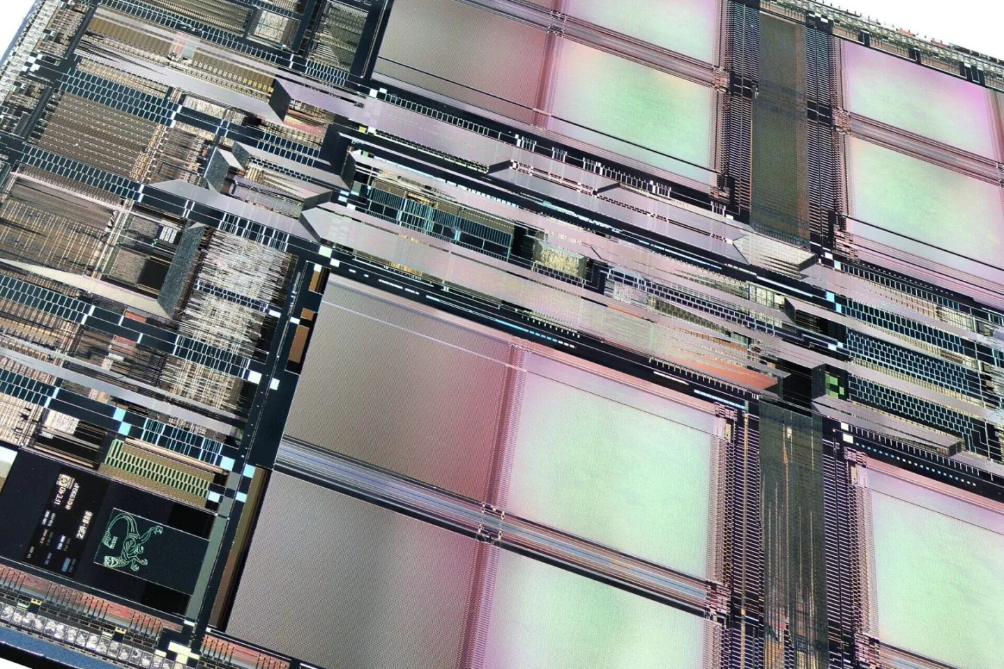Close-up of a PA7300LC CPU chip package