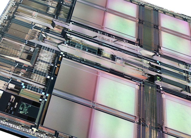 Close-up of a PA7300LC CPU chip package